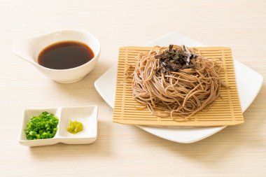 Soğuk karabuğday sobalı erişte veya zaru ramen Japon yemek tarzı.