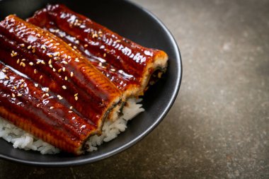 Japon yılan balığı pilav kasesi ya da Unagi don ile kızartılır.