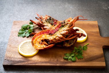 Limonlu ızgara ıstakoz biftek.