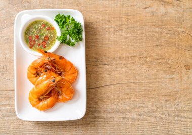 fırında tuzlanmış karides ya da deniz ürünleri soslu karides - deniz ürünleri tarzı.