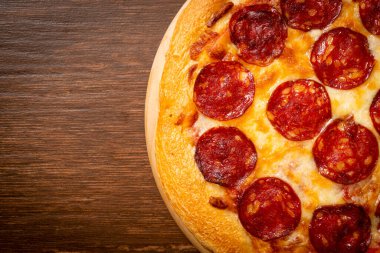 İtalyan usulü odun tepsisinde pepperoni pizza.