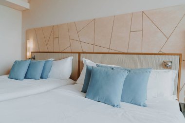 Yatak odasının içinde güzel ve rahat bir yastık dekorasyonu.