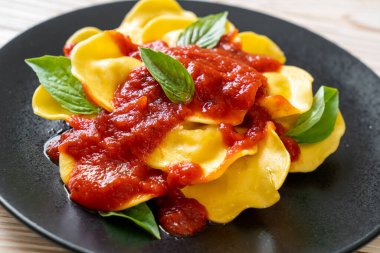 Domates soslu ve fesleğenli İtalyan usulü Ravioli.