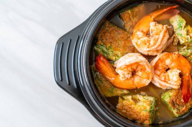 Karides ve sebze omletli Tamarind Paste 'den yapılmış ekşi çorba - Asya usulü.