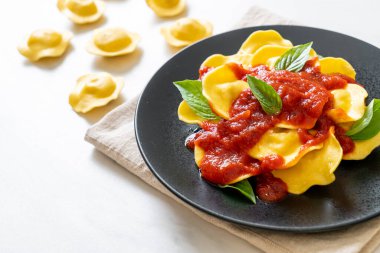 Domates soslu ve fesleğenli İtalyan usulü Ravioli.