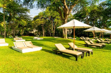 Şemsiye ve sandalye bahçede güneşlenmek ya da dinlenmek için.