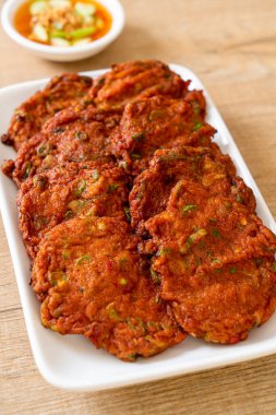 Kızarmış balık köftesi ya da kızarmış balık keki. Asya usulü.