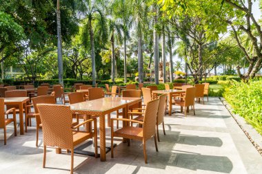 Cafe restoranında bahçe sandalyesi ve masa.