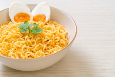 Hazır erişte kasesi ve tuzlu yumurta.