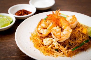 Vermicelli Pad Thai veya Tayland usulü karidesli kızartılmış vermicelli.