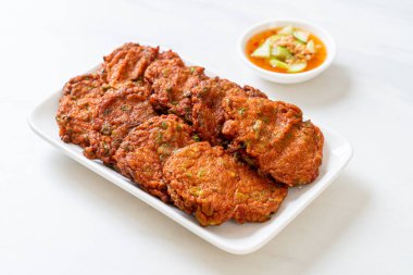Kızarmış balık köftesi ya da kızarmış balık keki. Asya usulü.