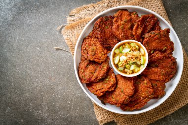 Kızarmış balık köftesi ya da kızarmış balık keki. Asya usulü.