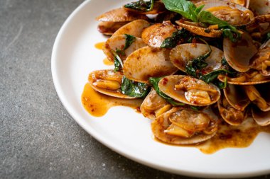 Kızarmış İstiridyeleri Kızarmış Biber Ezmesiyle Karıştır - Asya usulü