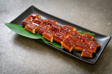 Dilimlenmiş yılan balığı ya da soslu ızgara unagi (Kabayaki) - Japon yemeği tarzı.