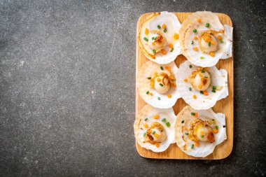 Kızarmış deniz tarağı, tereyağı ve sarımsak.