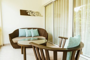 Balkondaki teras sandalyesinde rahat yastık süslemesi