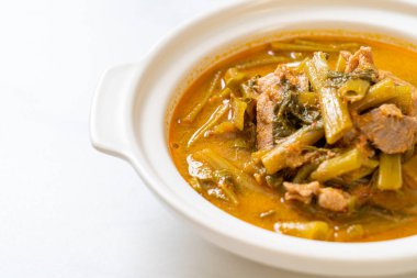 Sabah ihtişamıyla Tayland usulü domuz eti.