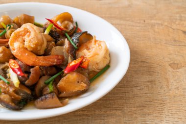 Karidesli haşlanmış deniz hıyarı Asya usulü.