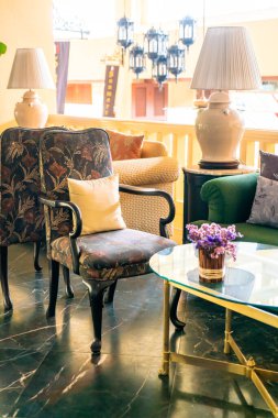 Kanepede rahat yastıklar.