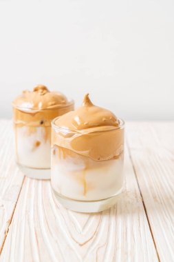 Dalgona kahvesi. Krem şantili buzlu içecek, kahve köpüğü ve süt. Covid-19 şehir karantinası sırasındaki son moda içki, ev konseptinde kalın..