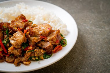 Kızarmış domuz eti ve pirinçli fesleğen Asya yerel sokak yemeği tarzı.