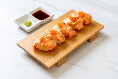 Ahşap tabakta ızgara somon suşisi - Japon yemeği tarzı.