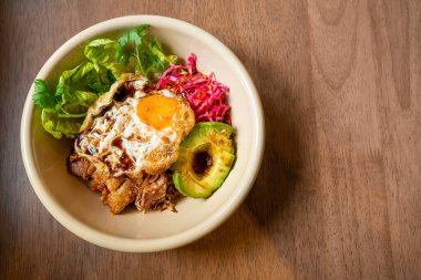 Kızarmış tavuk teriyaki soslu pilav ve avokado ve sahanda yumurta. Füzyon yiyecekler.