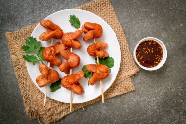 soslu kızarmış sosis şişi.