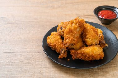 Ketçaplı kızarmış tavuk kanadı - sağlıksız yemek.