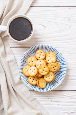 Hindistan cevizli bisküvi ve ananas reçeli.