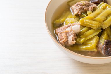 Acı kabak ve domuz pirzolası çorbası. Asya usulü.