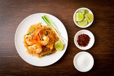 Vermicelli Pad Thai veya Tayland usulü karidesli kızartılmış vermicelli.