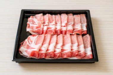 Dilimlenmiş taze domuz filetosu.