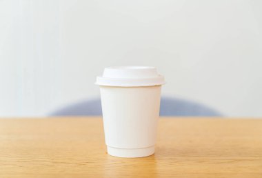 Kafe restoranında sıcak kahve fincanı