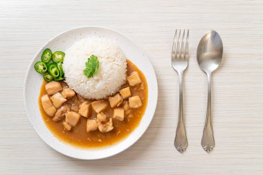 Kahverengi soslu tavuk mu yoksa pirinç soslu sos mu? Asya tarzı.