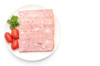 Beyaz arka planda dilimlenmiş pastırma ızgarası.