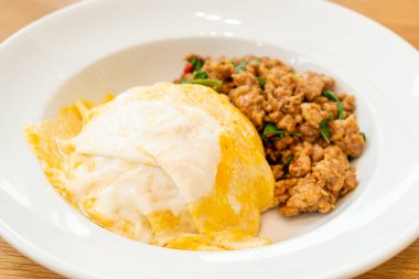 Kızarmış domuz ve kremalı omlet ile fesleğen. Asya usulü.