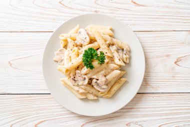 İtalyan usulü mantarlı makarna ve krema sosu.