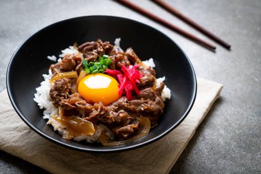 Biftek dilimlenmiş pirinçli yumurta (GYUU-DON) - Japon yemek tarzı