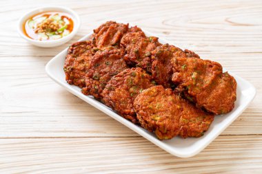 Kızarmış balık köftesi ya da kızarmış balık keki. Asya usulü.