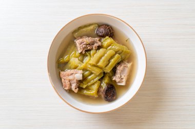 Acı kabak ve domuz pirzolası çorbası. Asya usulü.