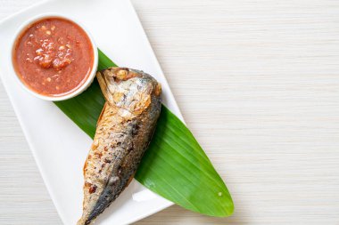 Baharatlı karides soslu kızarmış uskumru balığı, Tayland usulü.