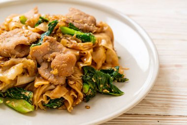 Kızarmış pirinç eriştesi, soya sosu, domuz eti ve lahana. Asya usulü.