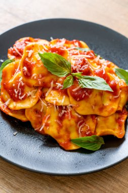 Domates soslu ve fesleğenli İtalyan usulü Ravioli.