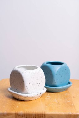 boş ve güzel kil saksı ahşap masada