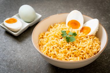 Hazır erişte kasesi ve tuzlu yumurta.