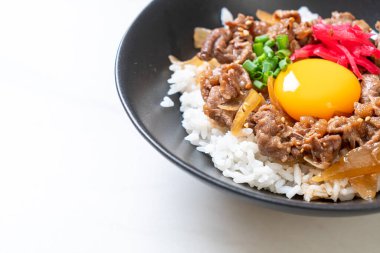 Biftek dilimlenmiş pirinçli yumurta (GYUU-DON) - Japon yemek tarzı