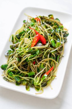 Kızarmış ay çiçeği filizi ve istiridye sosu. Sağlıklı yemek tarzı.