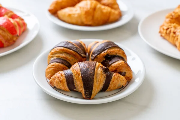 Croissant Fresco Com Chocolate Prato — Fotografia de Stock