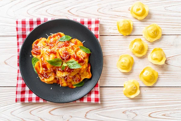 Ravioli Med Tomatsås Och Basilika Italiensk Matstil — Stockfoto
